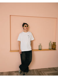 FLOWER BEHIND SS TEE -WHITE-